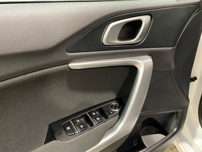 KIA_KIA_CEED_FR2300853_17.jpg