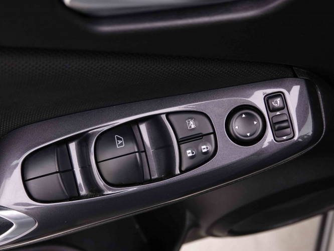 NISSAN_NISSAN_JUKE_2446169_17.jpg