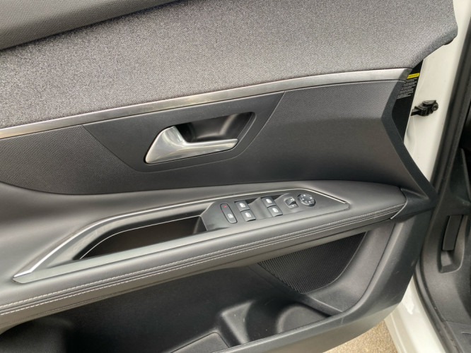 PEUGEOT_PEUGEOT_3008_FR2300953_17.jpg